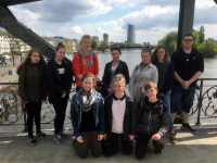Die Gruppe besucht Frankfurt. Im Hintergrund die EZB.